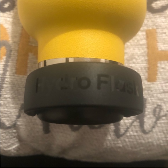 24 oz Standard Mouth lemon hydroflask - Picture 5 of 5